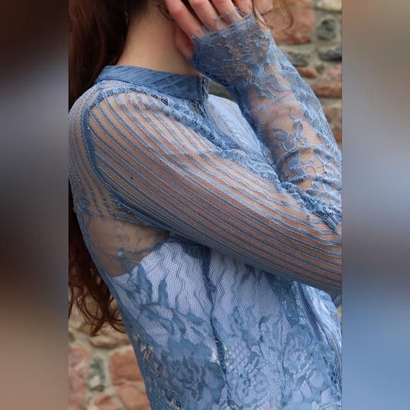 Romantic Sheer Lace Zip Blouse - Picture 4 of 6